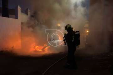 Un vehículo robado queda totalmente calcinado en el pueblo de Jinámar (Telde)/TA.